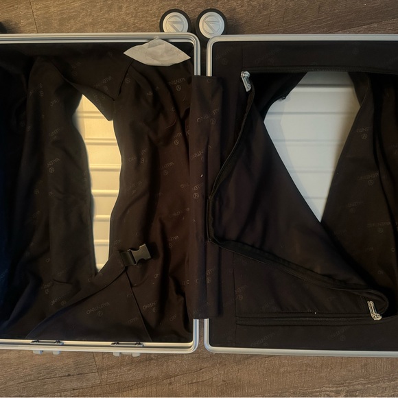 Valentino - Mario Valentino Authentic Aluminum-360’ Spinner Wheel LUGGAGE - Picture 2 of 5